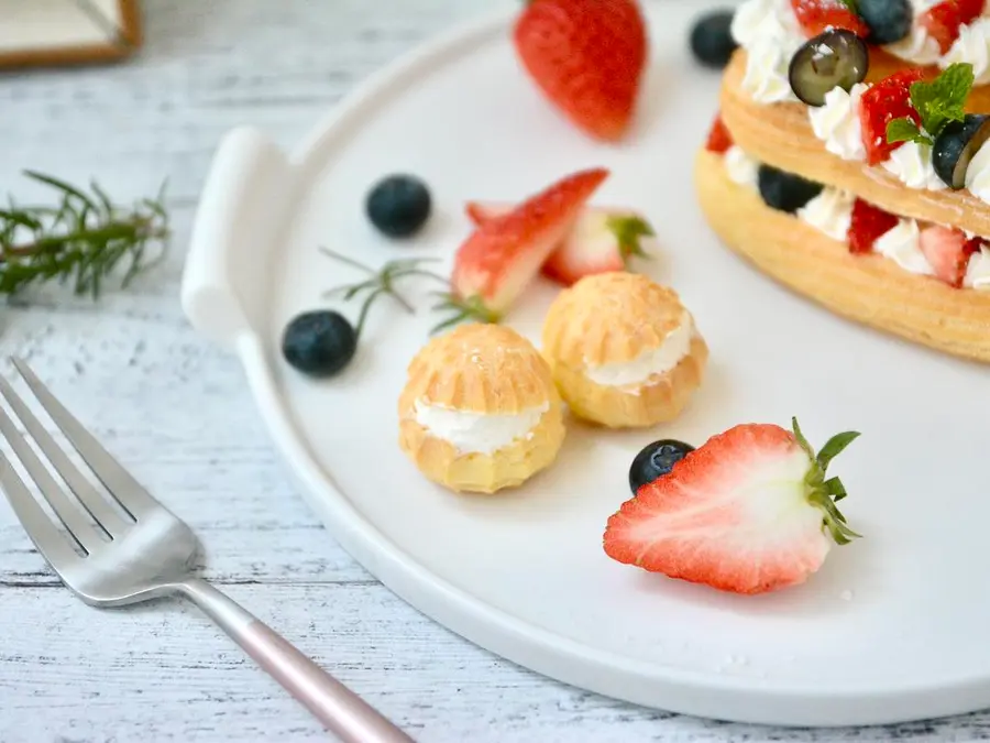 Heart-shaped cream fruit puffs  are exclusively for dessert on Valentine's Day step 0