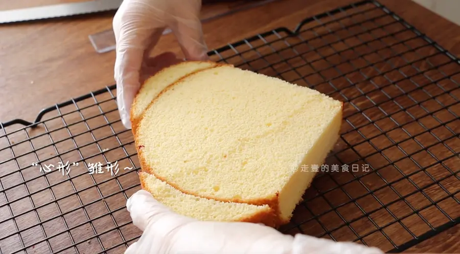 Valentine's Day heart-shaped cream cake~ What, are you celebrating the holiday today? step 0