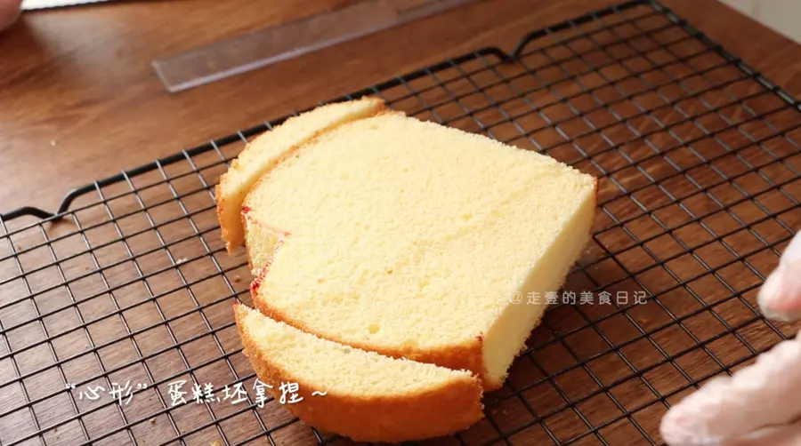 Valentine's Day heart-shaped cream cake~ What, are you celebrating the holiday today? step 0