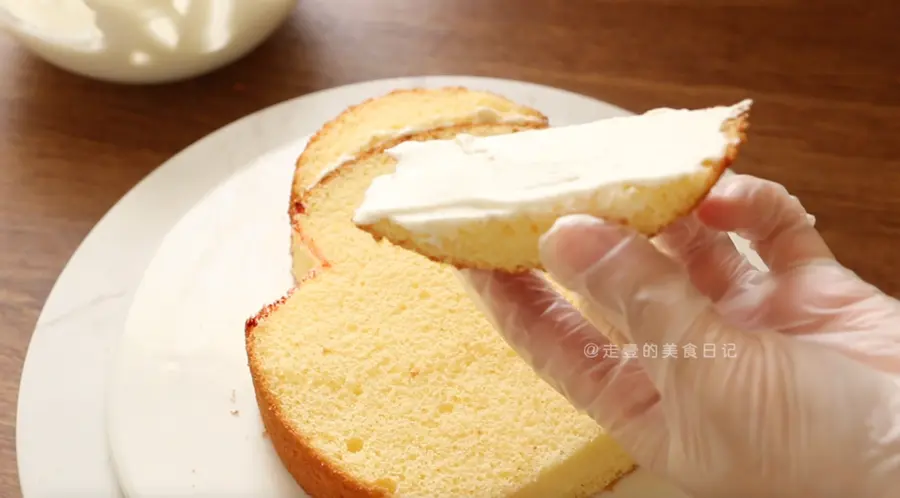 Valentine's Day heart-shaped cream cake~ What, are you celebrating the holiday today? step 0