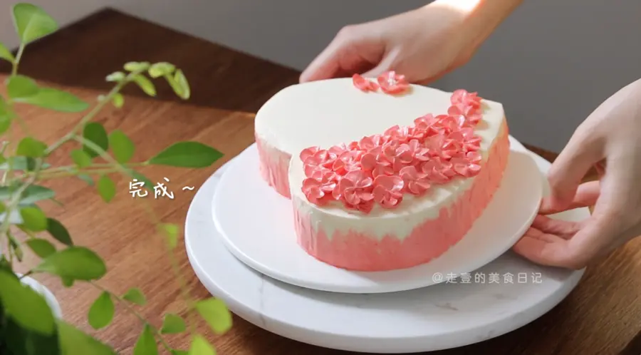 Valentine's Day heart-shaped cream cake~ What, are you celebrating the holiday today? step 0