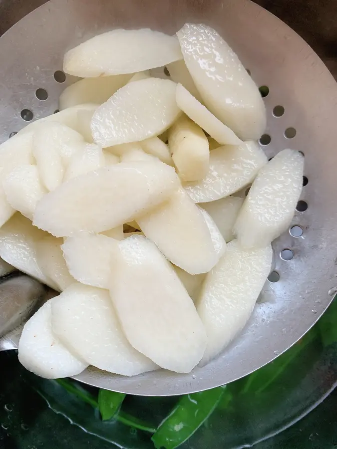 Stir-fry in lotus pond step 0