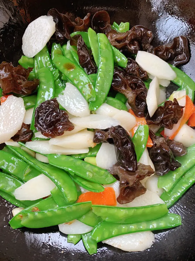 Stir-fry in lotus pond step 0