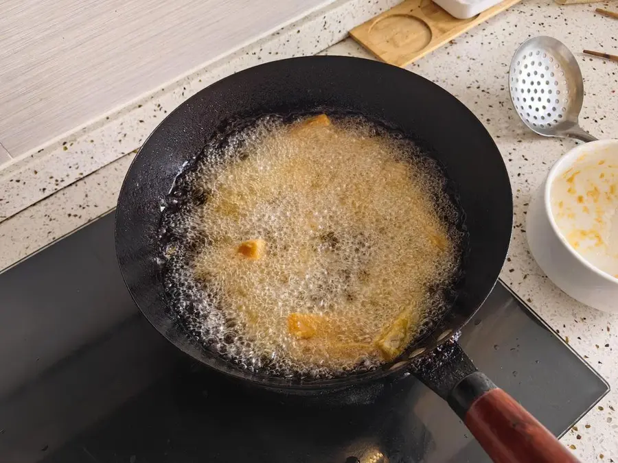 Baked pumpkin with salted egg yolk step 0