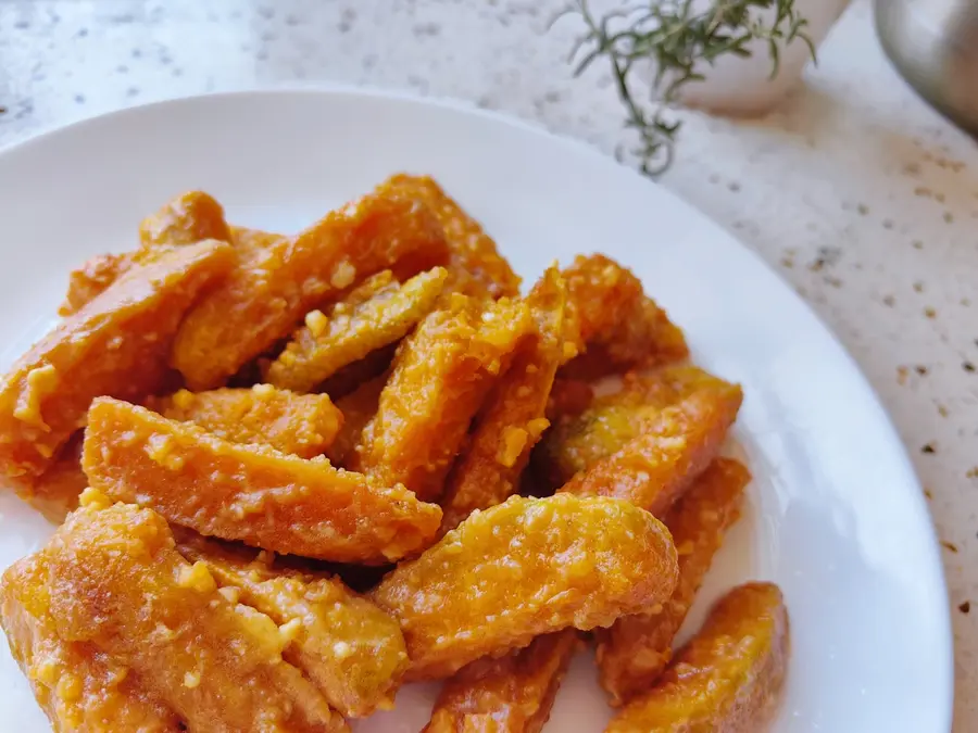 Baked pumpkin with salted egg yolk