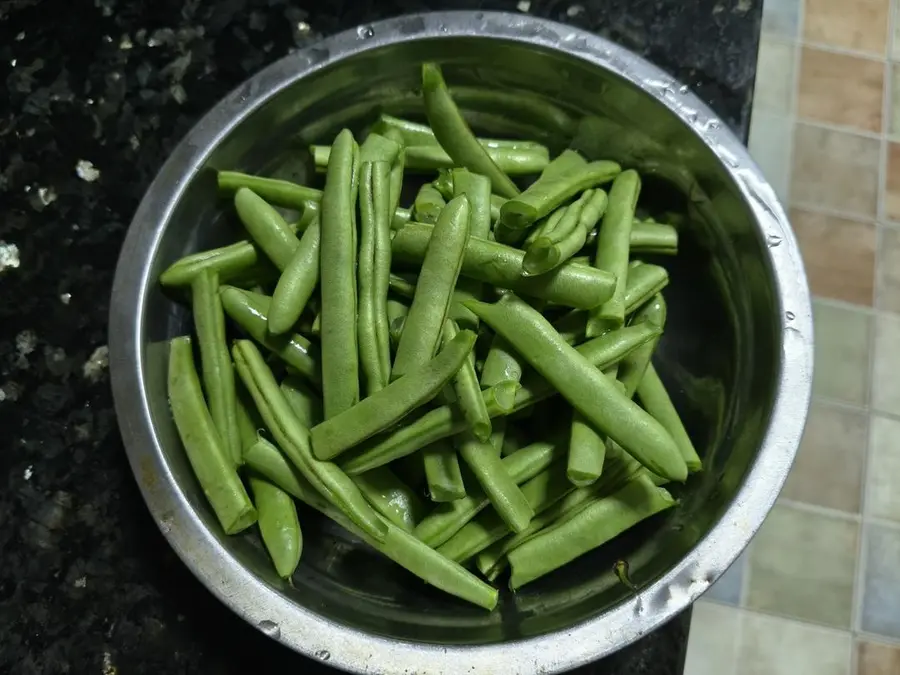 Dry-fried green beans (less oil and less condiments) step 0