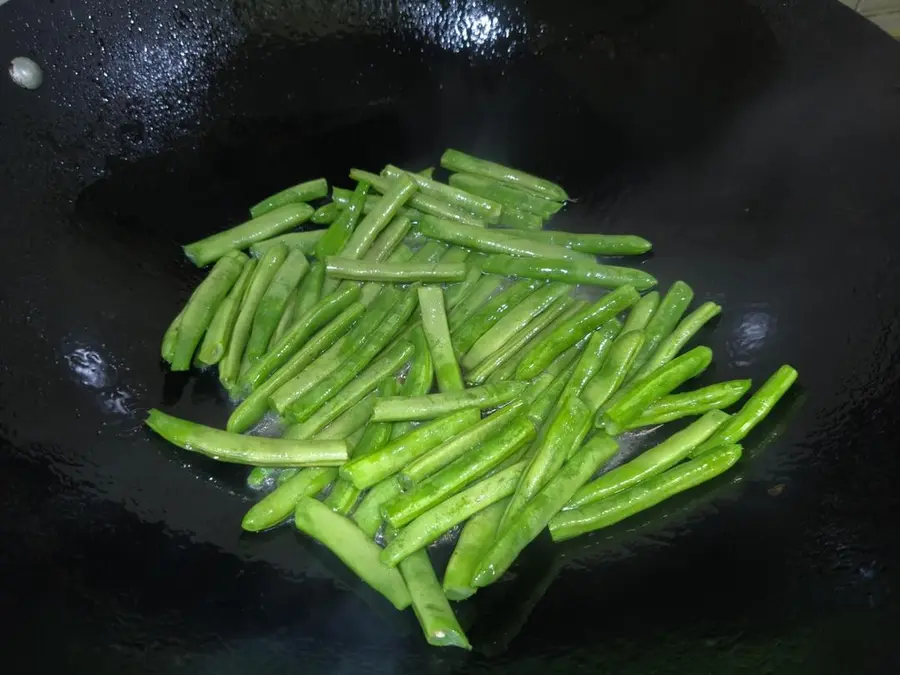 Dry-fried green beans (less oil and less condiments) step 0