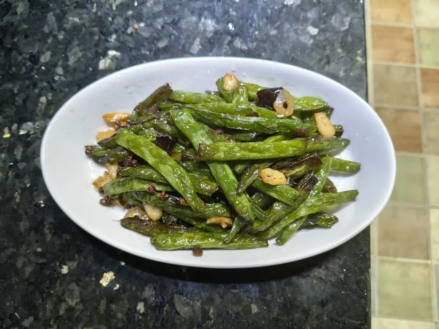 Dry-fried green beans (less oil and less condiments) step 0