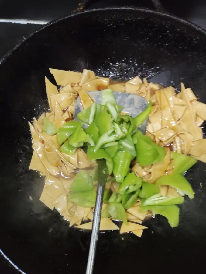 Dried tofu with sharp peppers