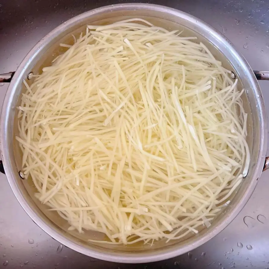 Vinegar, sour, spicy and crispy shredded potatoes step 0