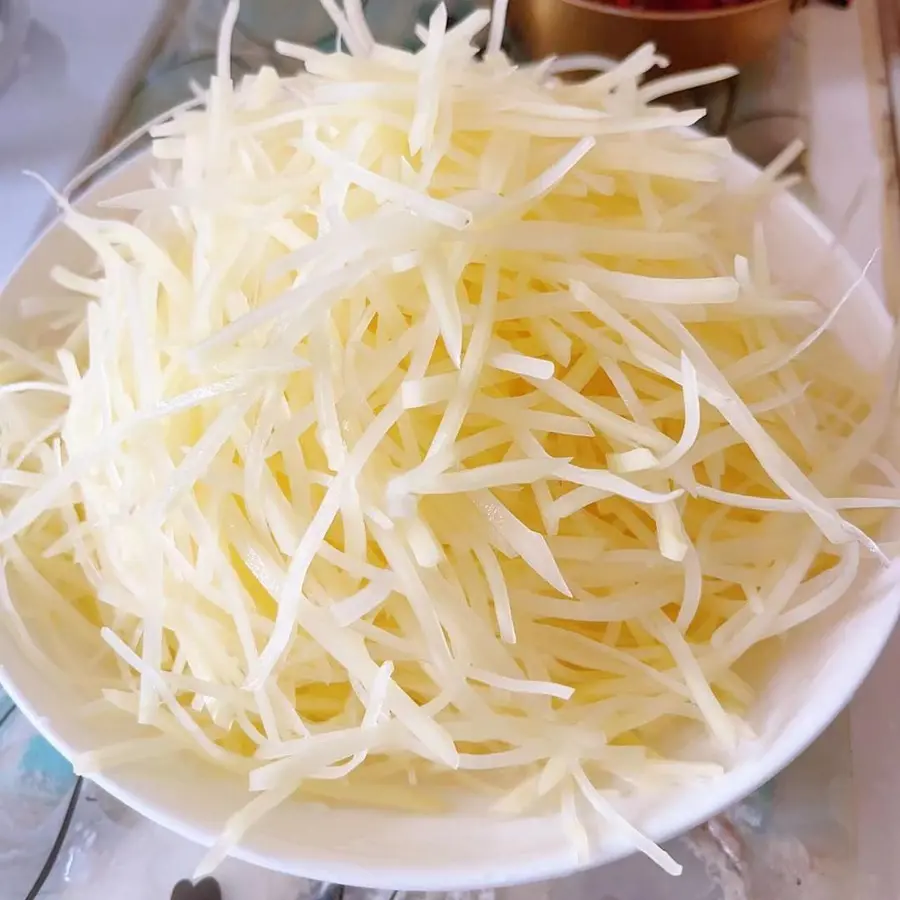 Vinegar, sour, spicy and crispy shredded potatoes step 0