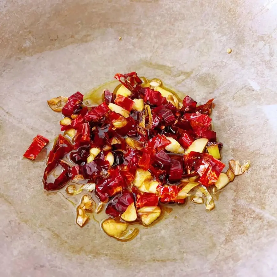 Vinegar, sour, spicy and crispy shredded potatoes step 0