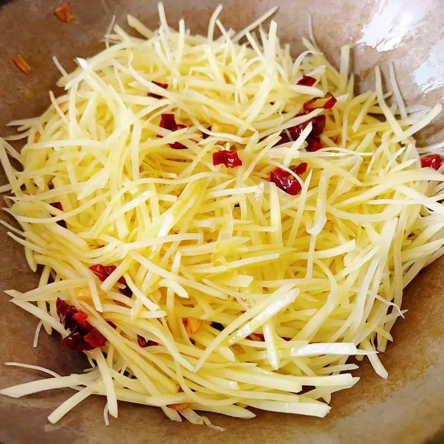 Vinegar, sour, spicy and crispy shredded potatoes step 0