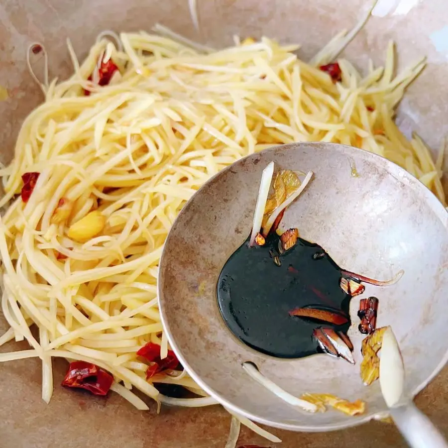 Vinegar, sour, spicy and crispy shredded potatoes step 0