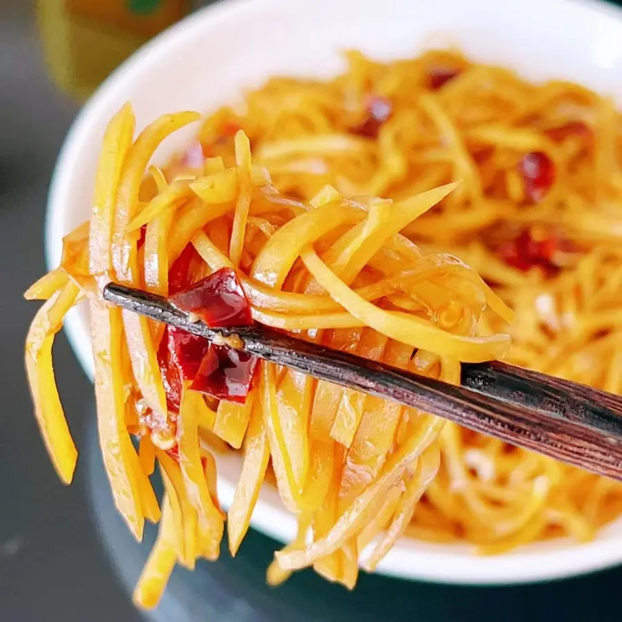 Vinegar, sour, spicy and crispy shredded potatoes