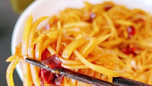 Vinegar, sour, spicy and crispy shredded potatoes