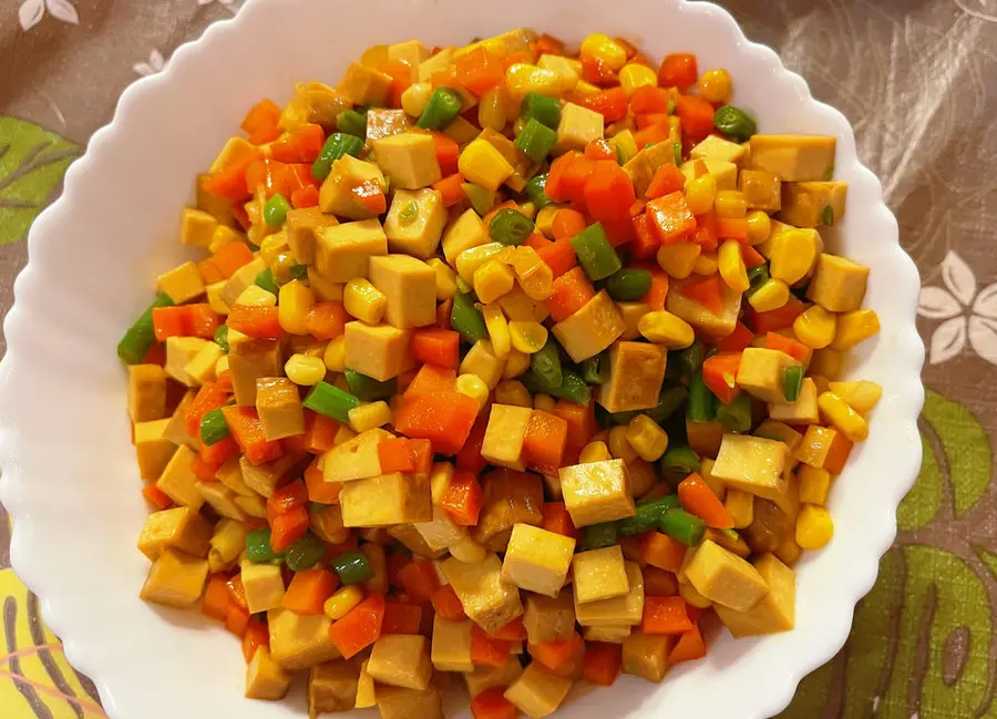 Stir-fried bean curd cubes with vegetarian vegetables