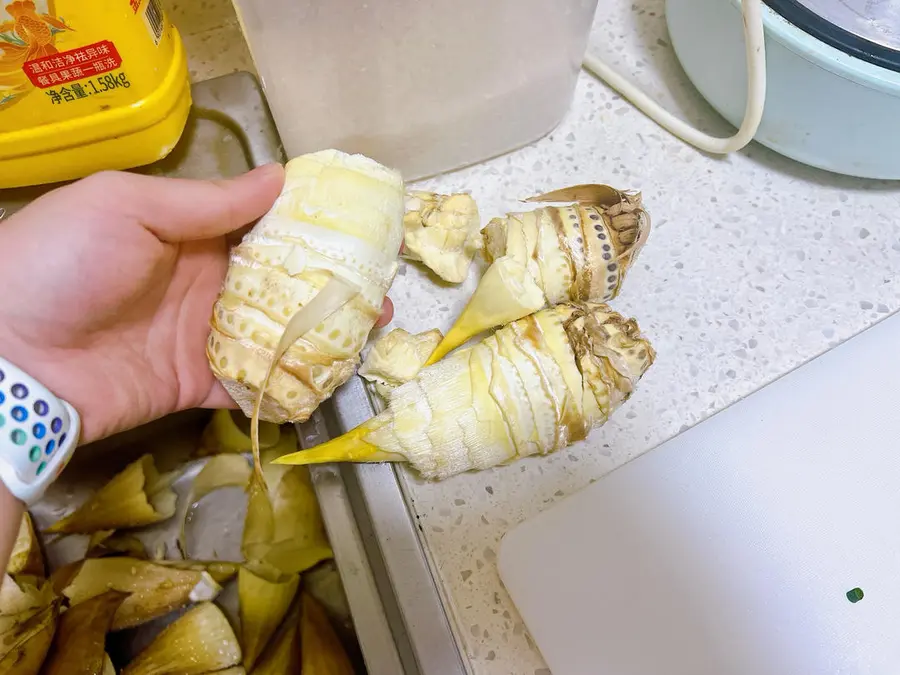 Braised winter bamboo shoots in oil step 0