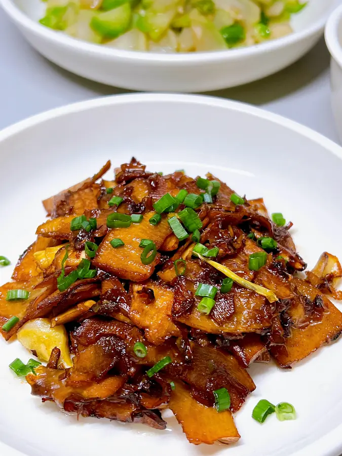 Braised winter bamboo shoots in oil step 0