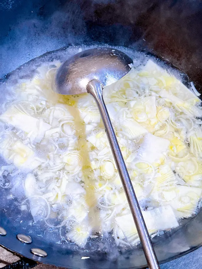 Braised winter bamboo shoots in oil step 0