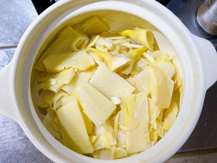 Braised winter bamboo shoots in oil step 0