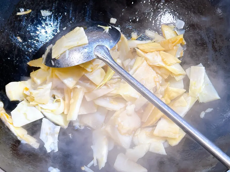 Braised winter bamboo shoots in oil step 0