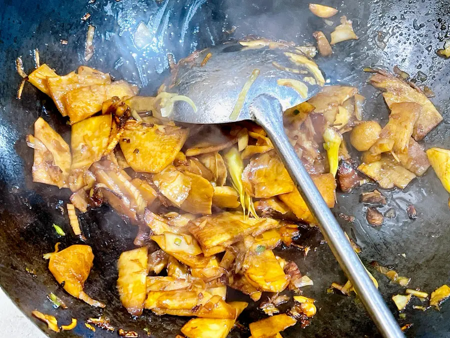 Braised winter bamboo shoots in oil step 0