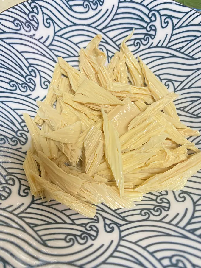 Stir-fried yuba with parsley step 0