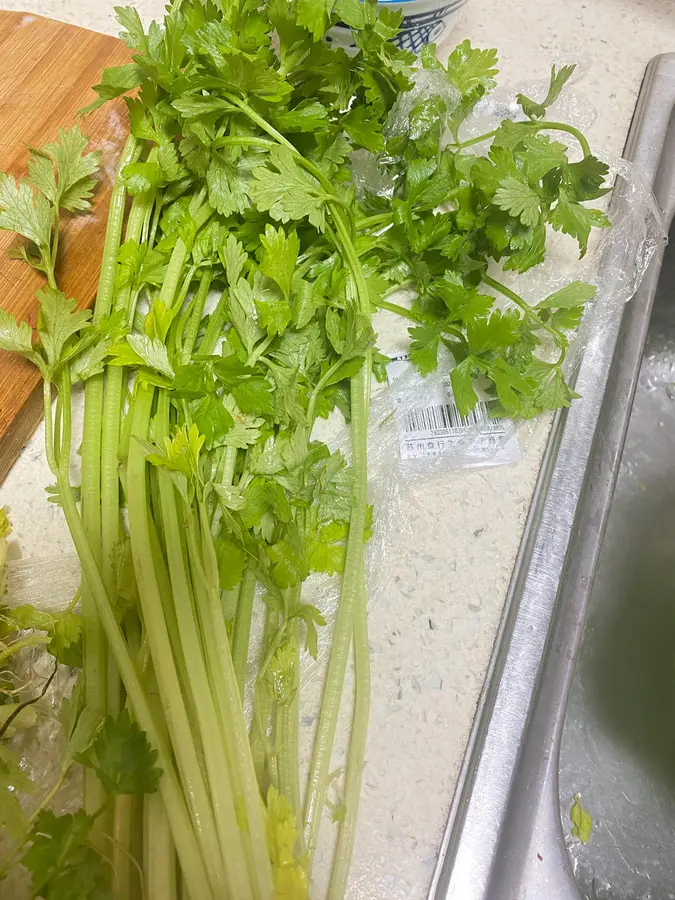 Stir-fried yuba with parsley step 0