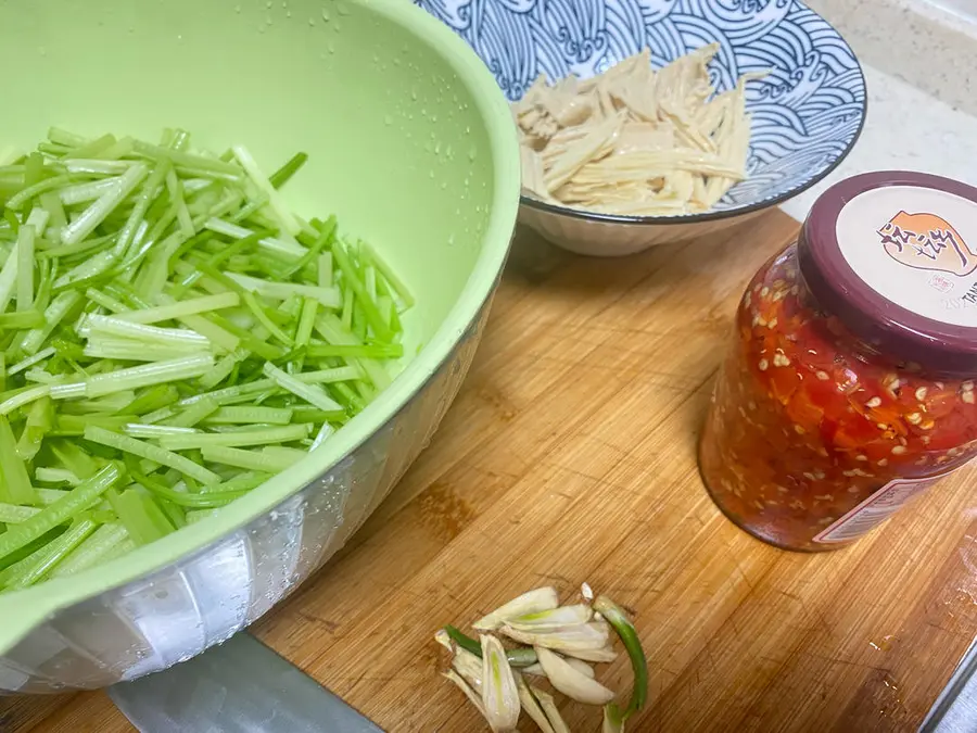 Stir-fried yuba with parsley step 0