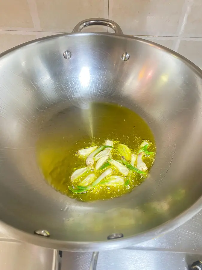 Stir-fried yuba with parsley step 0