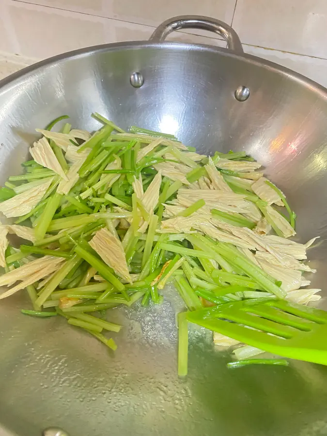 Stir-fried yuba with parsley step 0