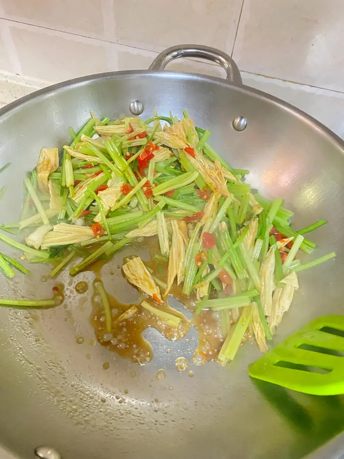 Stir-fried yuba with parsley step 0