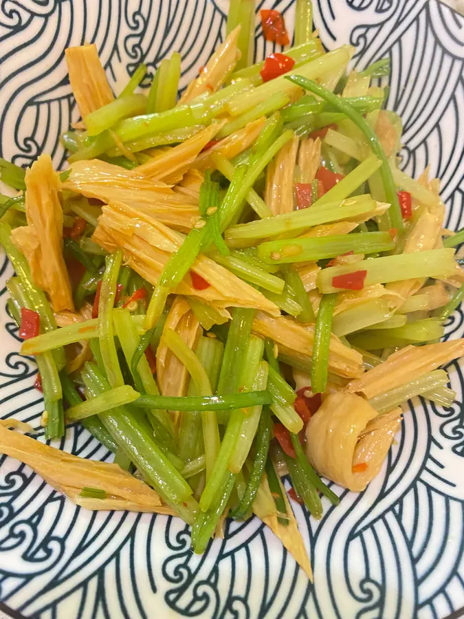 Stir-fried yuba with parsley step 0