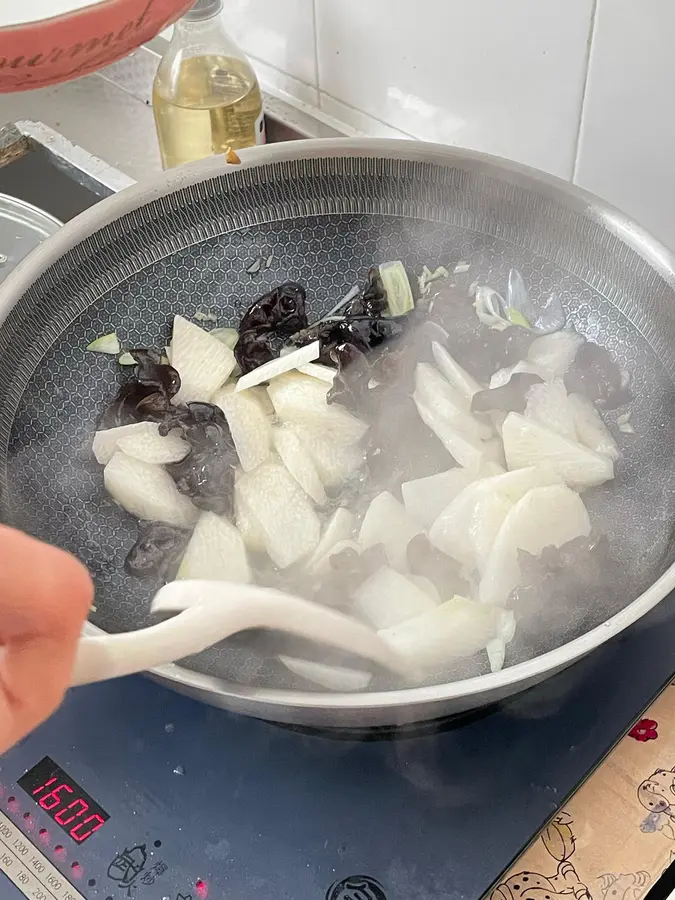 Stir-fried yam fungus step 0