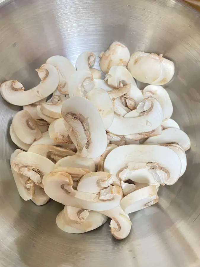 Stir-fried mushrooms with green vegetables step 0