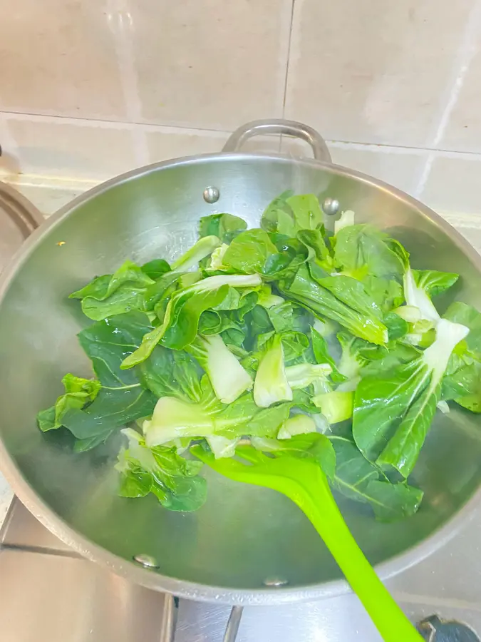 Stir-fried mushrooms with green vegetables step 0