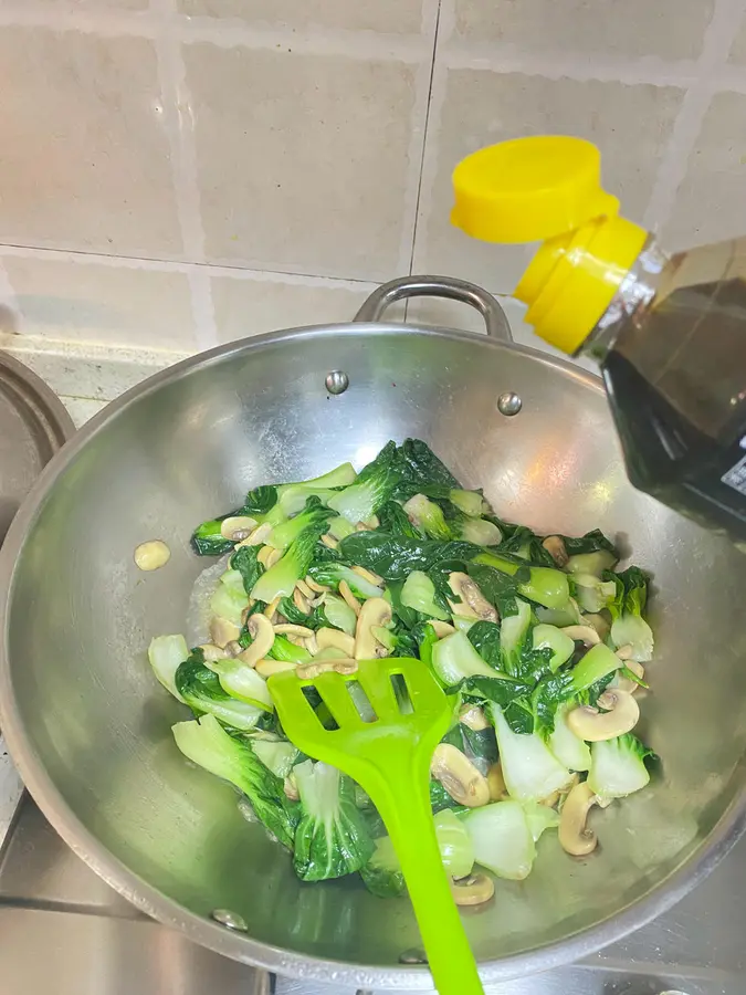 Stir-fried mushrooms with green vegetables step 0