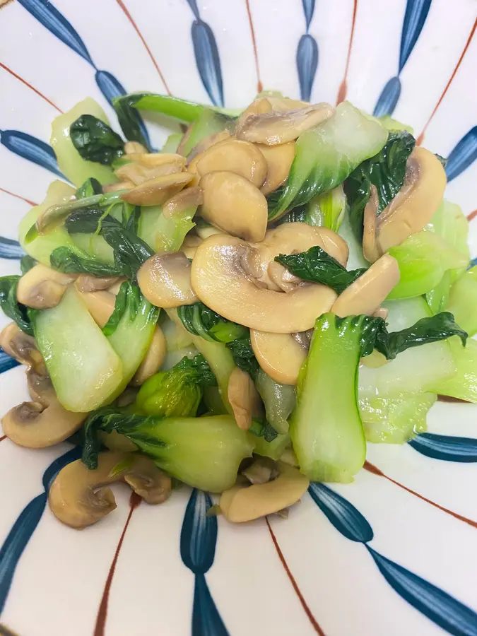 Stir-fried mushrooms with green vegetables step 0