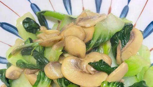 Stir-fried mushrooms with green vegetables