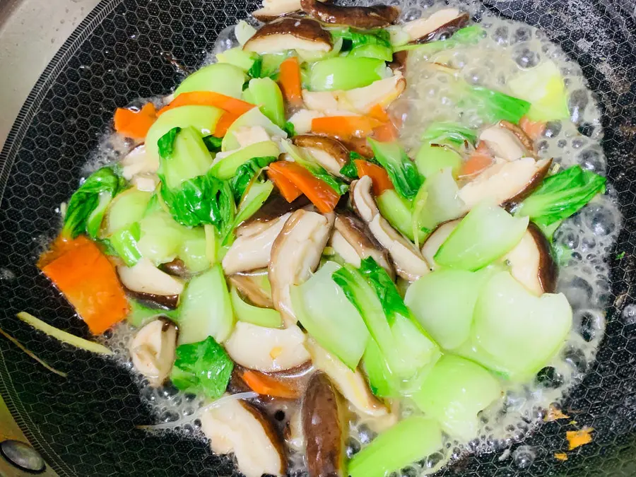 Quick vegetarian dishes: stir-fried shiitake mushrooms, rape and carrots