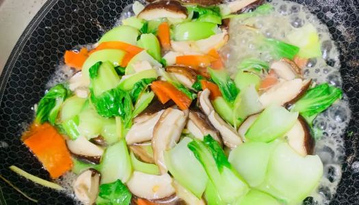 Quick vegetarian dishes: stir-fried shiitake mushrooms, rape and carrots