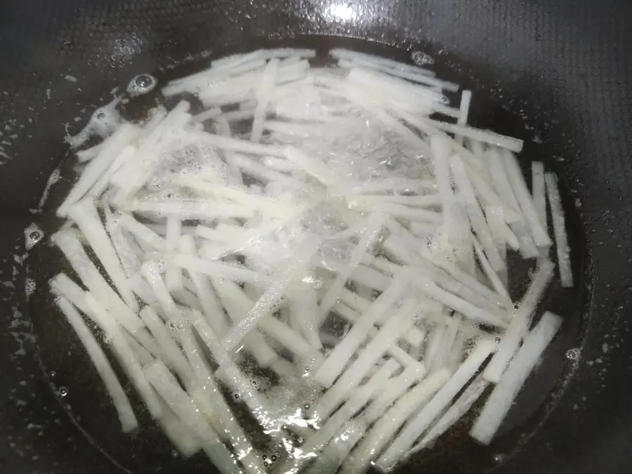 Stir-fried shredded radish step 0