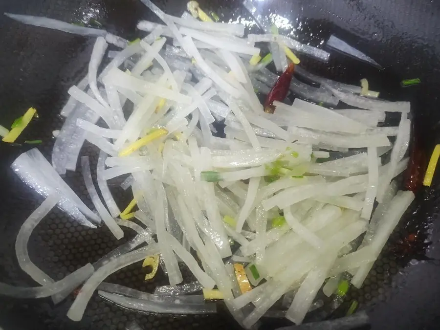 Stir-fried shredded radish step 0