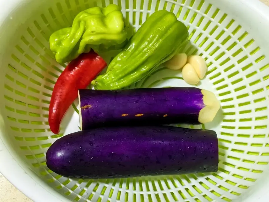 Stir-fried green and red peppers with eggplant (vegetarian) step 0