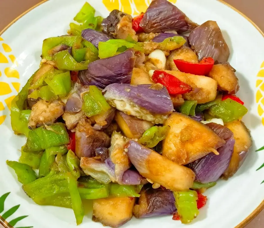 Stir-fried green and red peppers with eggplant (vegetarian)