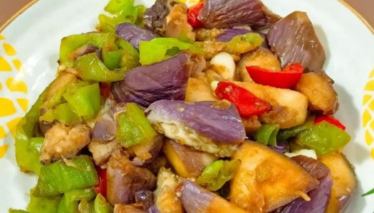 Stir-fried green and red peppers with eggplant (vegetarian)