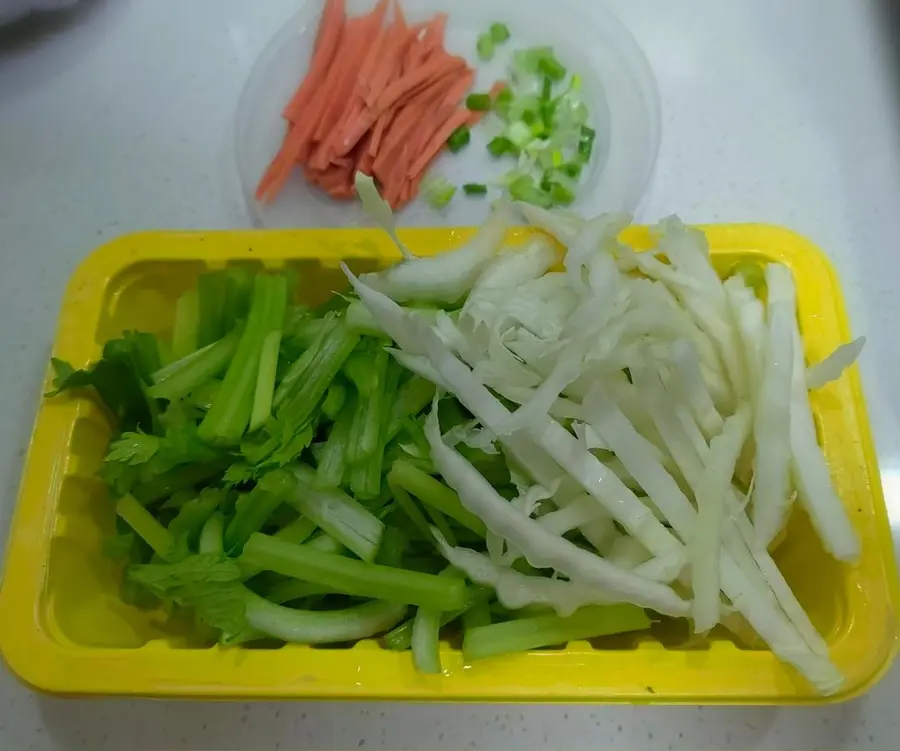 Stir-fried three silk celery (5 minutes to cook) step 0