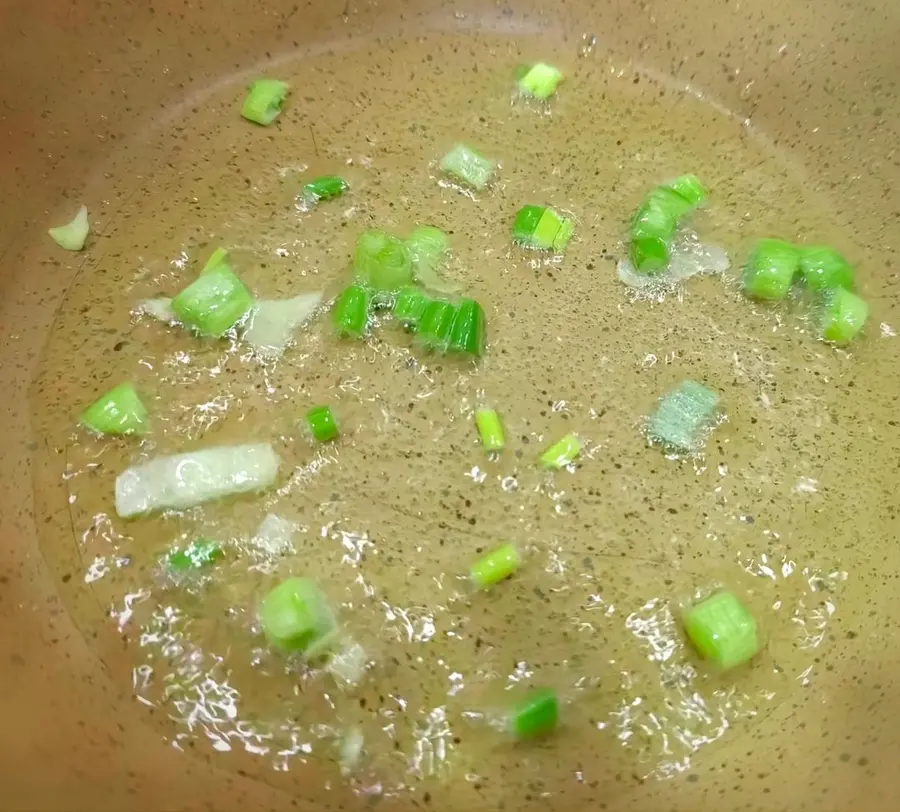 Stir-fried three silk celery (5 minutes to cook) step 0