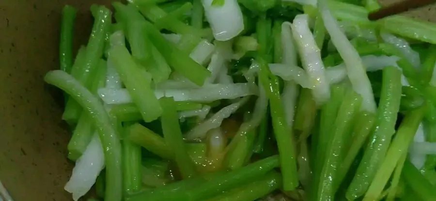 Stir-fried three silk celery (5 minutes to cook) step 0